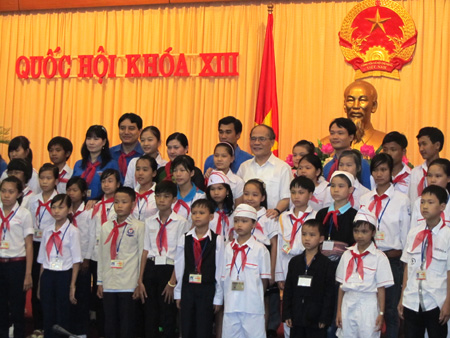 ປະທານສະພາແຫ່ງຊາດ ພົບປະຄະນະຜູ້ແທນເຍົາວະຊົນທຸກຍາກທີ່ດີເດັ່ນ ທົ່ວປະເທດ